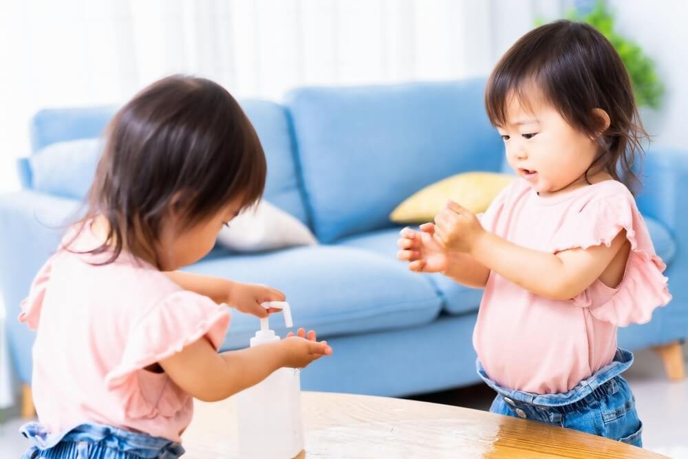 消毒をする女の子