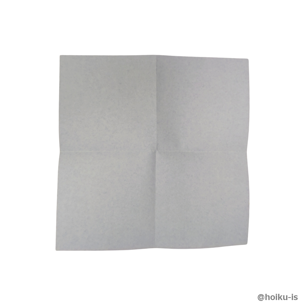 折り紙を裏返し十字に折り筋をつける