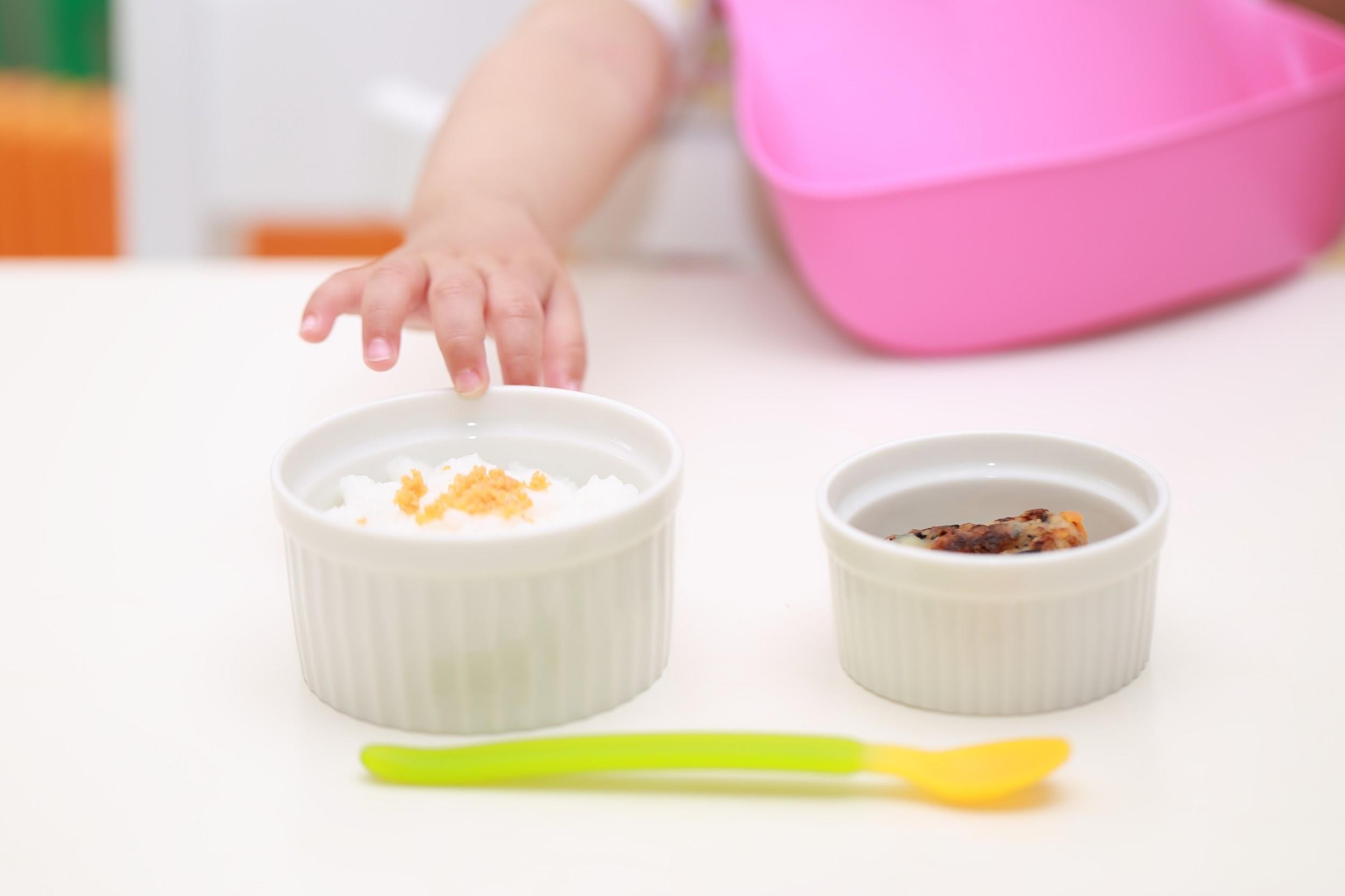 子どもがご飯を手に取ろうとしているところ