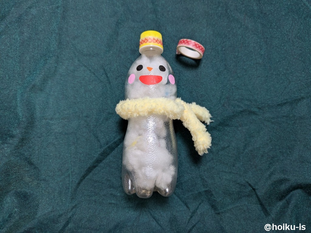 ③マスキングテープや毛糸を使って、ぼうしやマフラーを飾り付けます。 