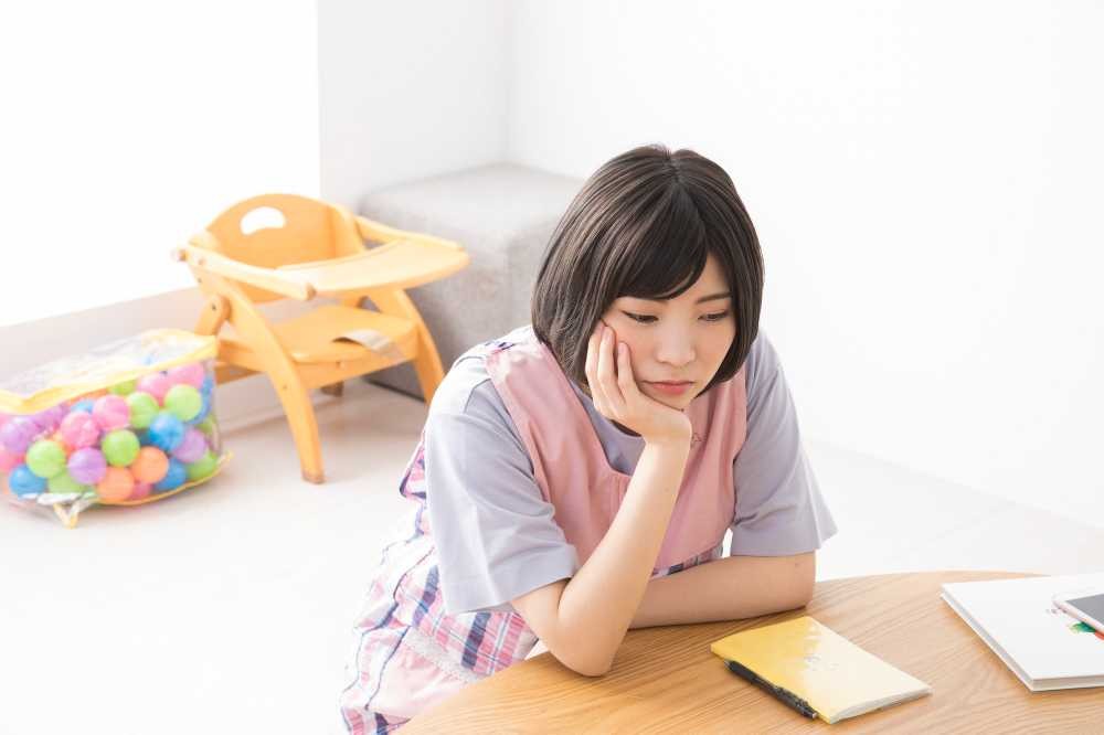 悩んでいる保育士