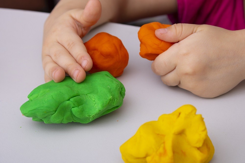 粘土遊びをする子どもの手元