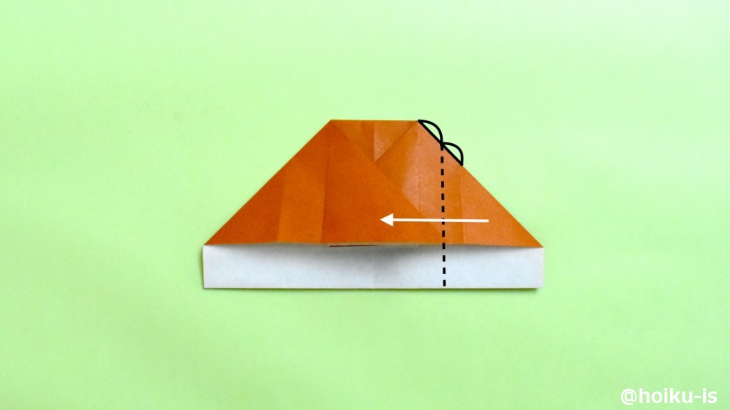 折り目と折り目の間の、ちょうど半分のところで、右側をすべて谷折りにします