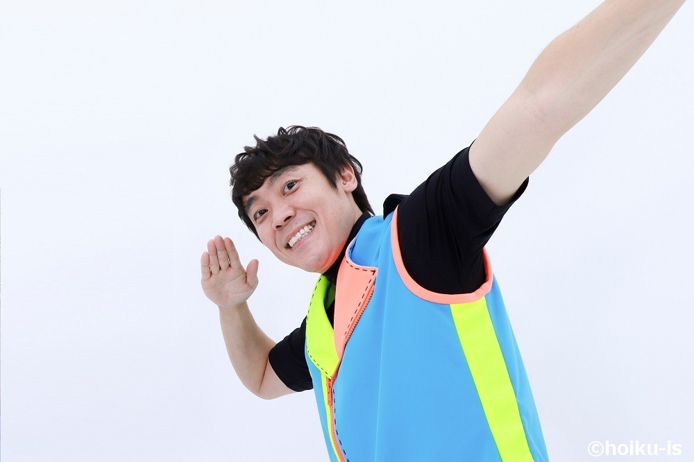 体操の決めポーズをする、よしお兄さん