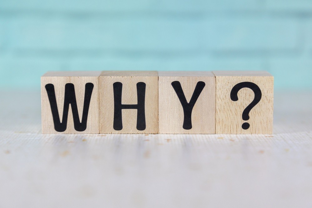 「WHY?」と書かれた積み木