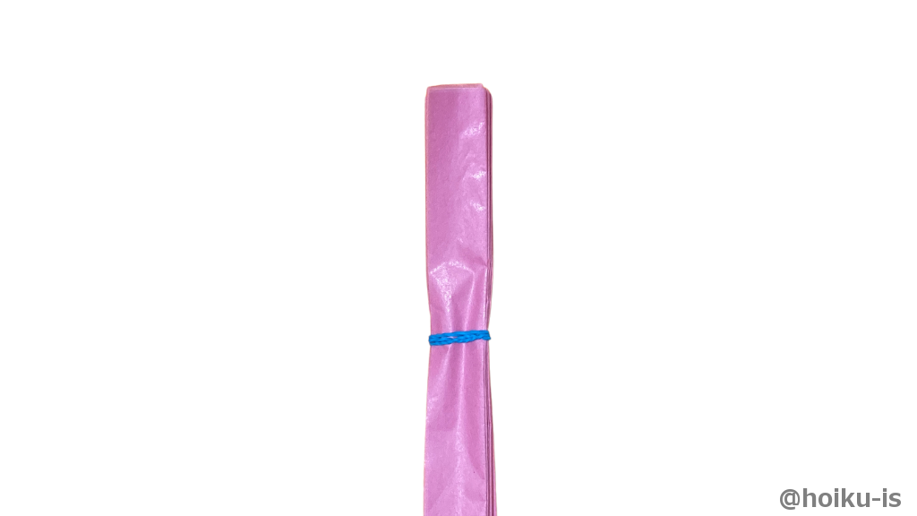 真ん中を輪ゴムでとめる