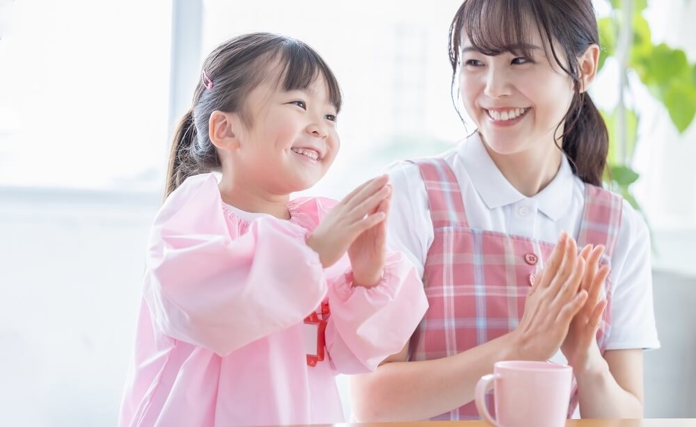 笑顔で遊んでいる保育士と女の子