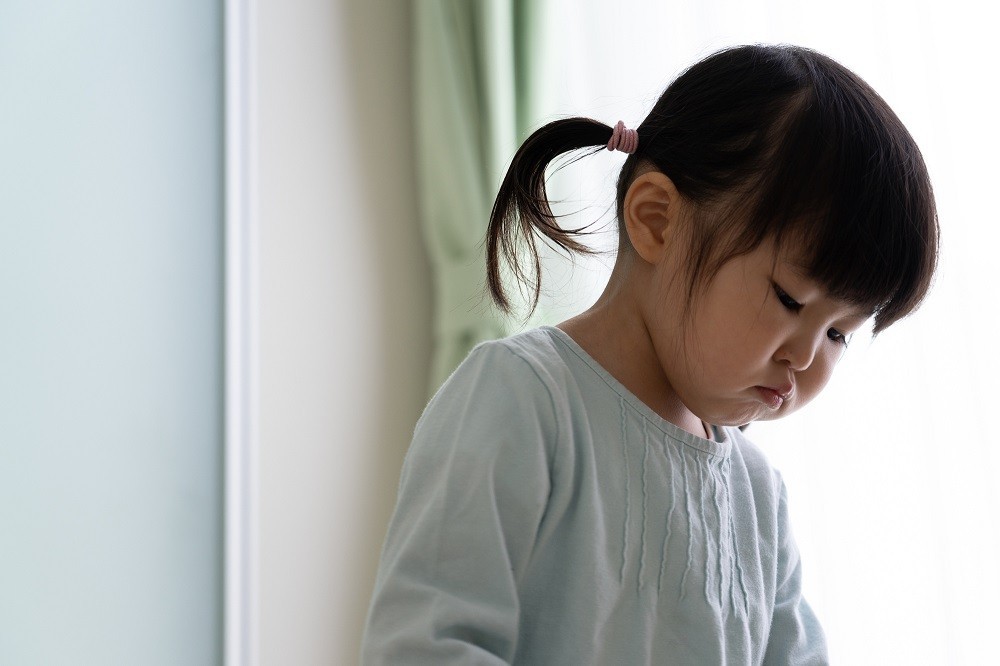 すねた表情をする女の子