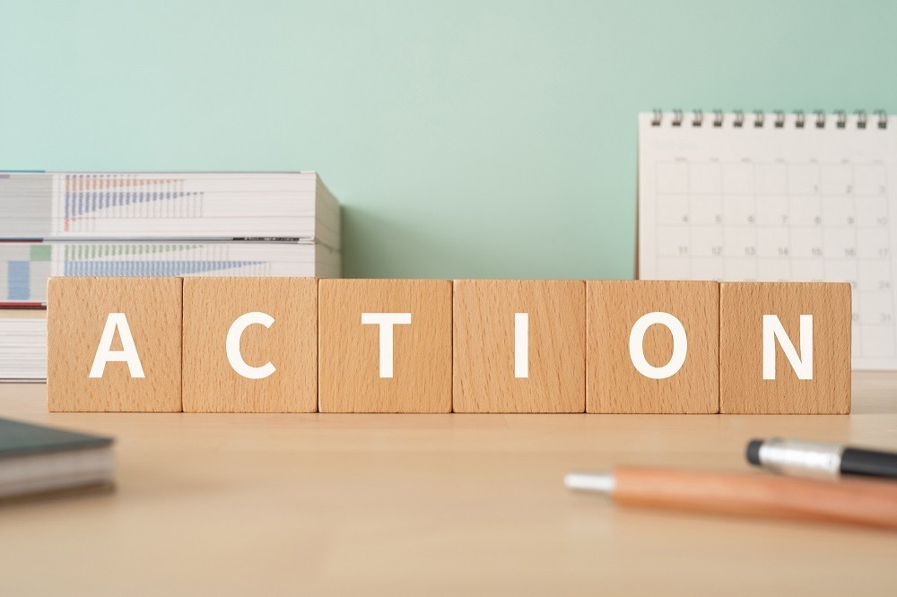 「ACTION」と書かれた積み木