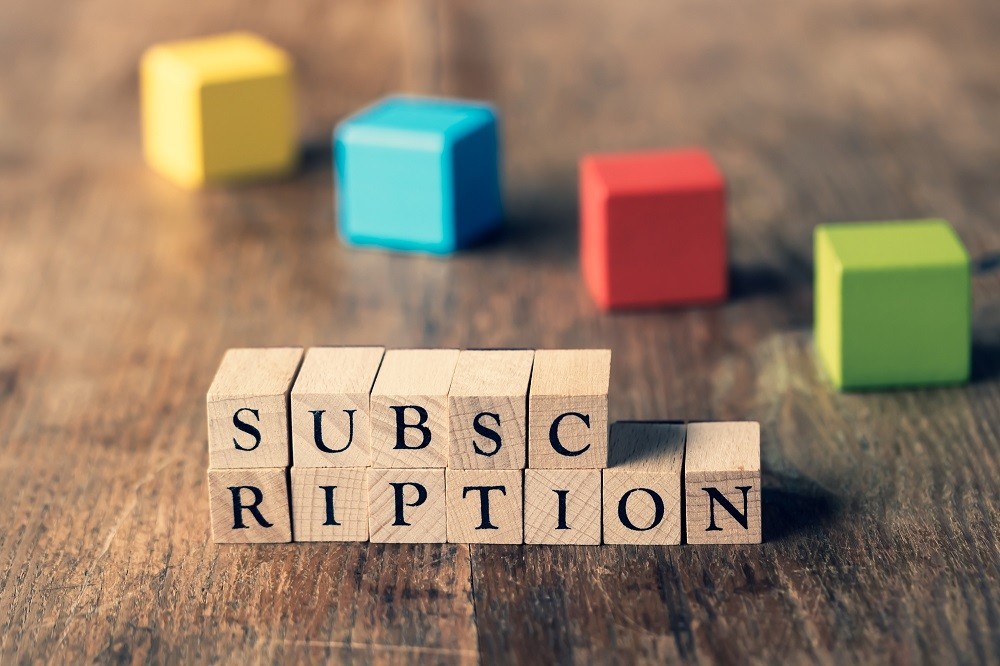 「SUBSCRIPTION」と書かれた積み木