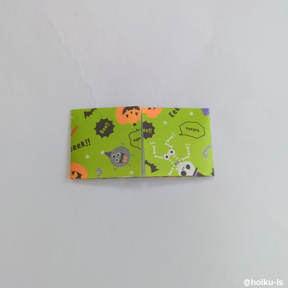 真ん中の折筋に合うように左右から折ります