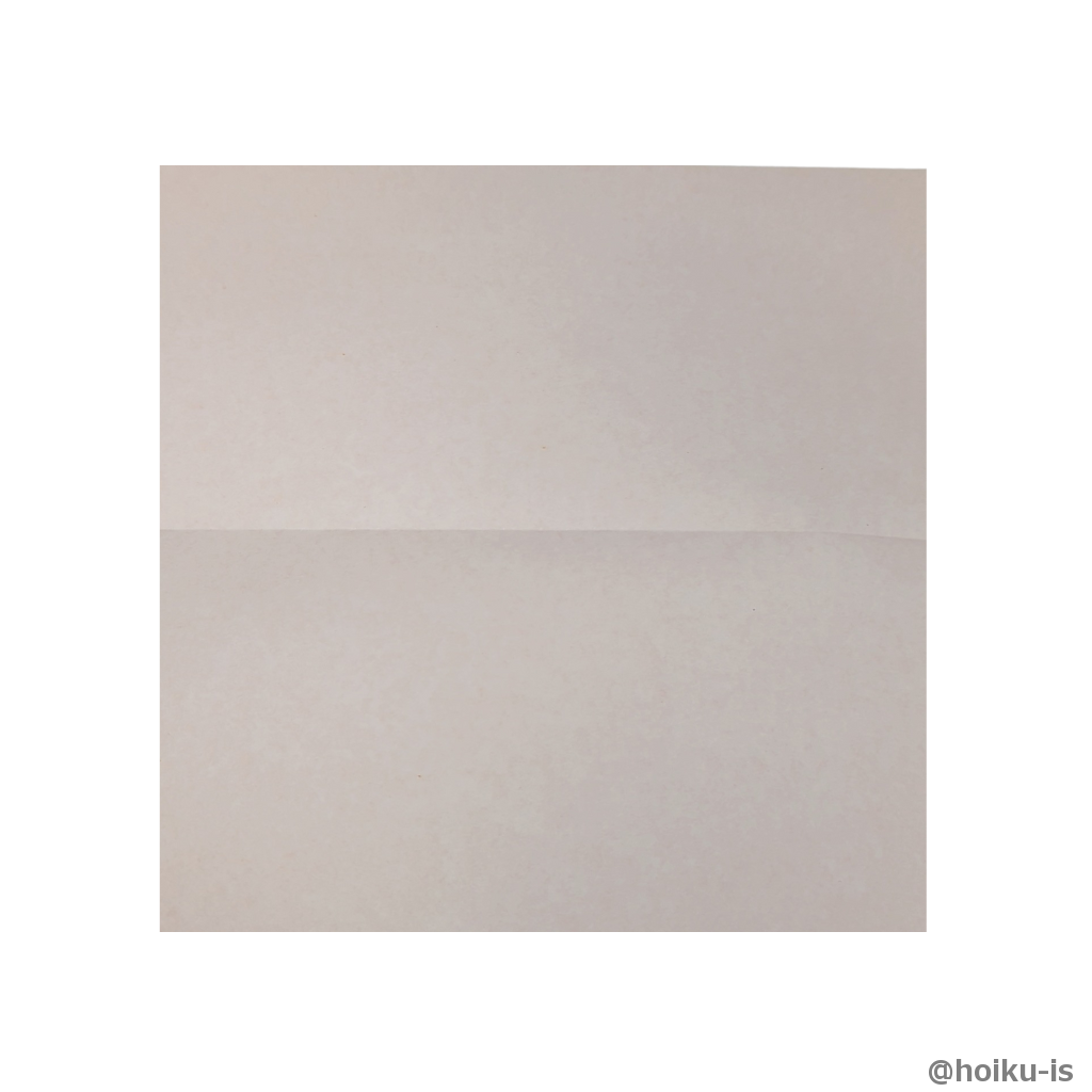 折り紙を上下半分に折って折り筋をつける