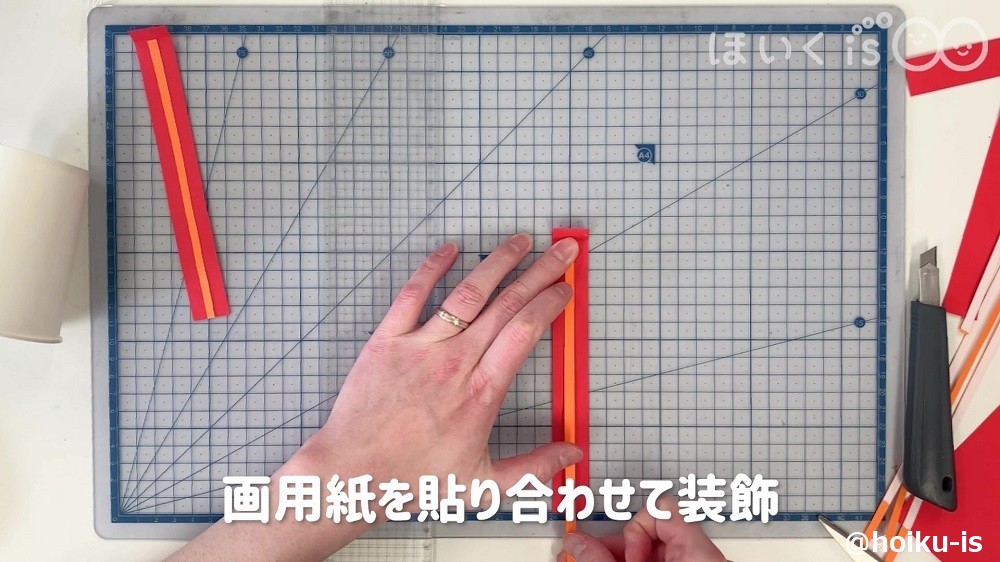 画用紙を貼り合わせて装飾しているところ