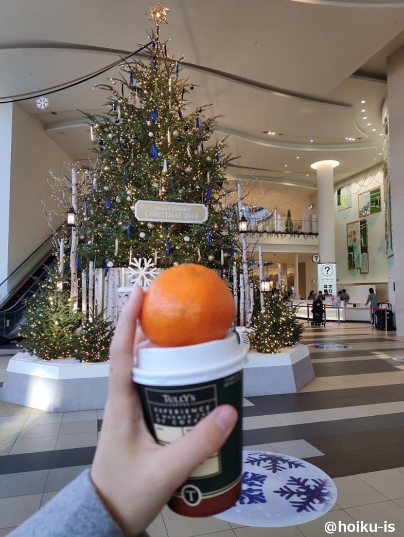 クリスマスツリーとホットの飲み物