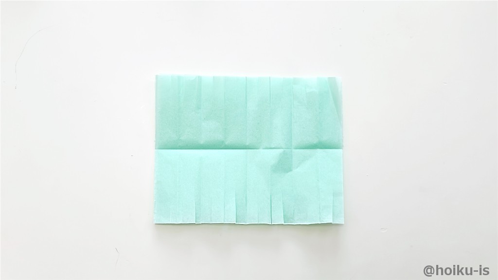 重ねた花紙の両端に、切り込みを入れる