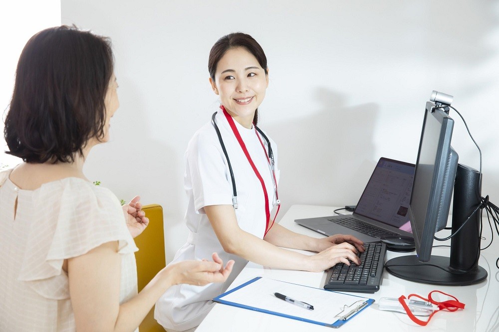 医師と女性