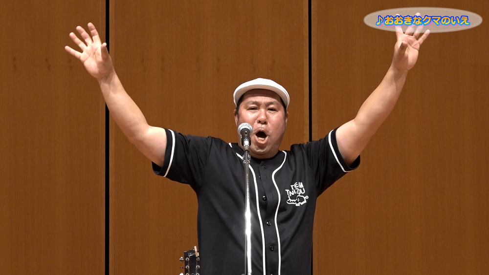 歌を歌う谷口國博先生