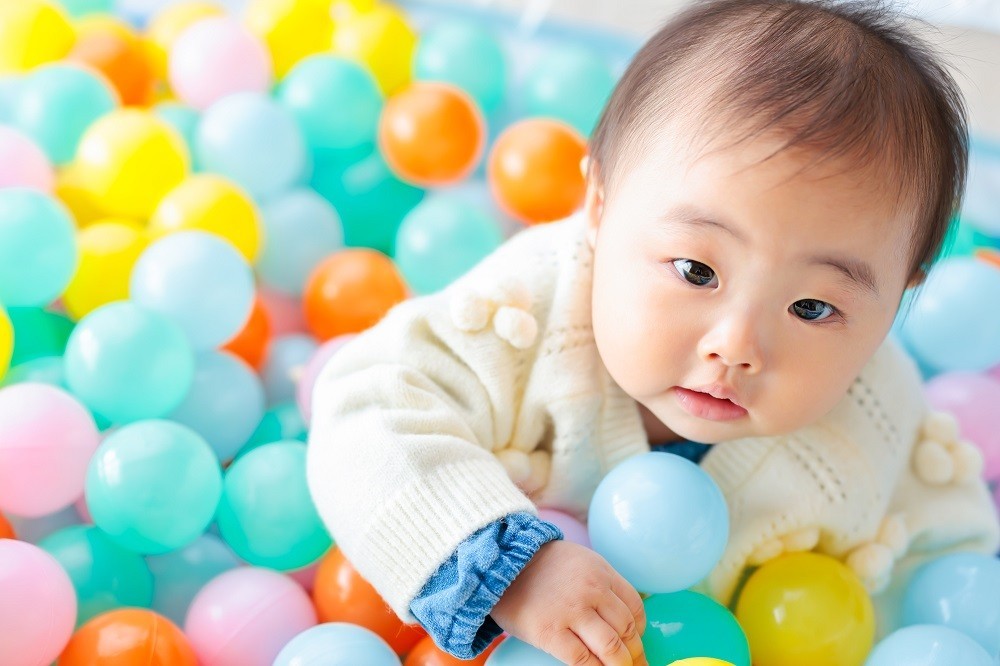 ボールプールで遊んでいる赤ちゃん
