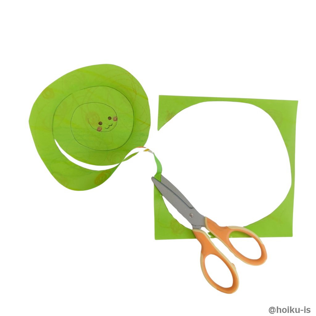 最後まで切ったら蛇の完成です