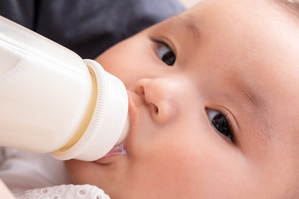 哺乳瓶からミルクを飲んでいる赤ちゃん