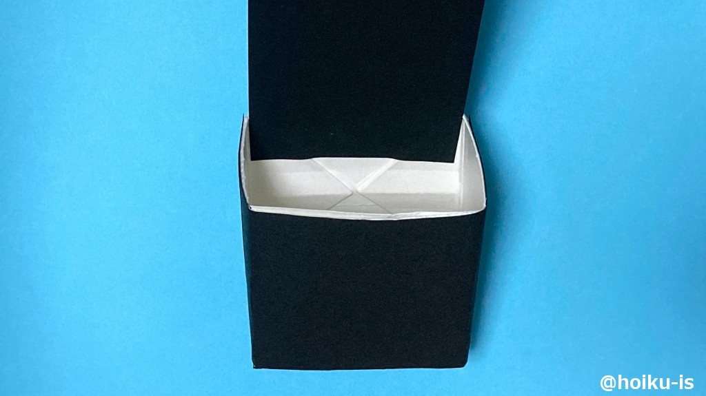 17、折り紙の色のついている方に両面テープを貼り、ランドセルの内側上部に貼り付ける。