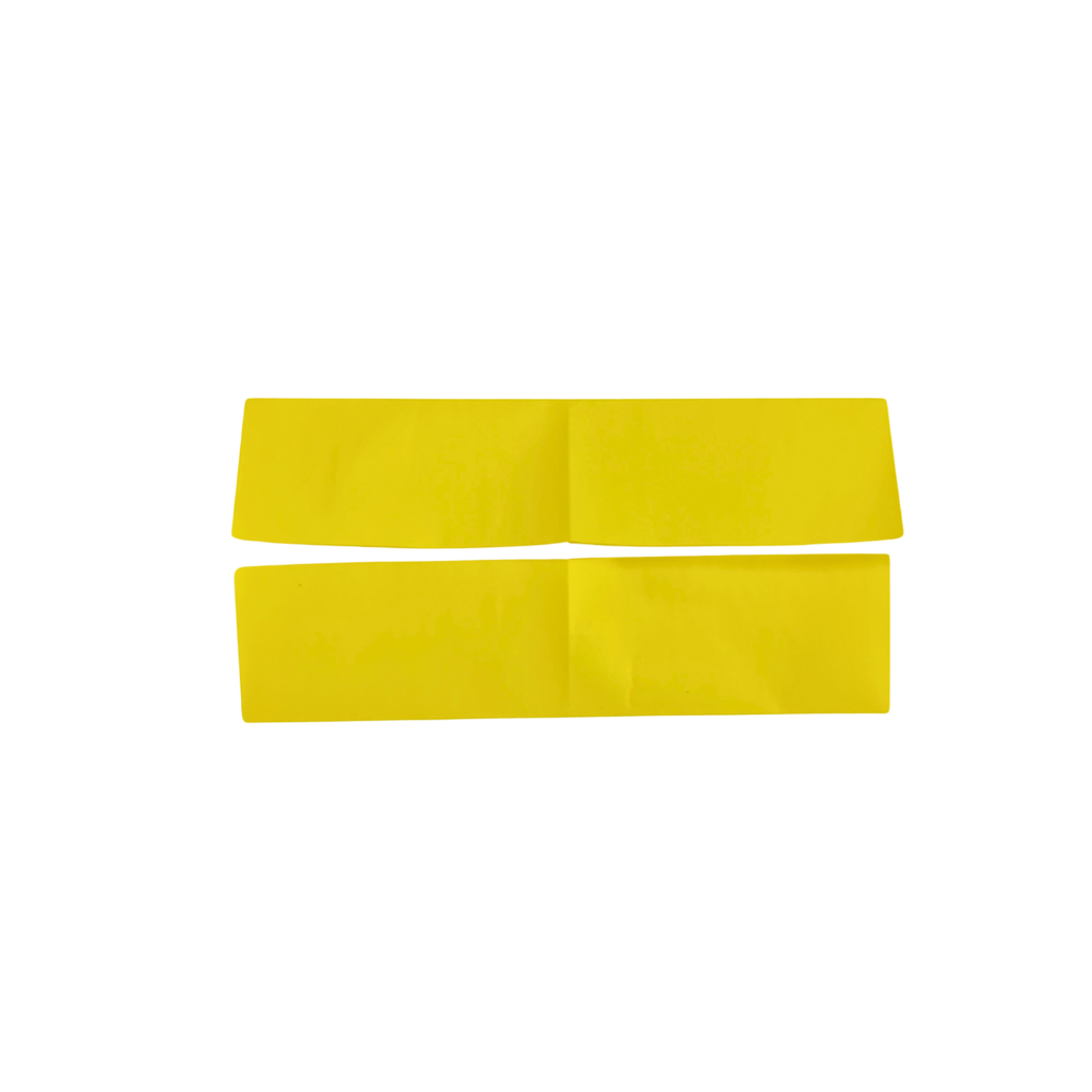 上下の辺を真ん中に合わせて折り、折り筋を付けます