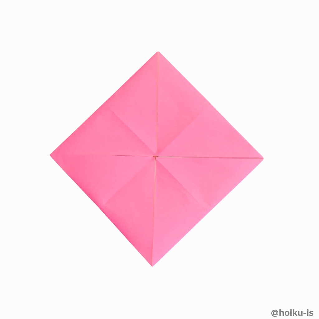 真ん中に向けて四隅の角を折る