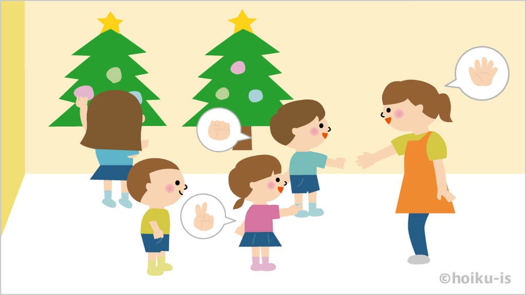 クリスマスツリーの飾りつけをする子どもたち