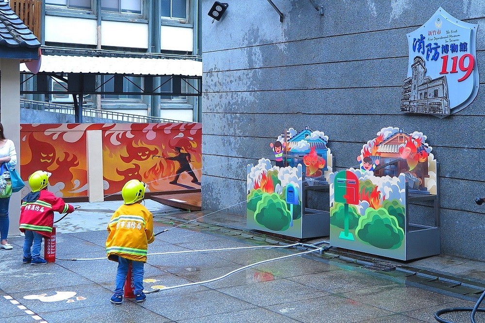 消防署で消火訓練を体験する子どもたち