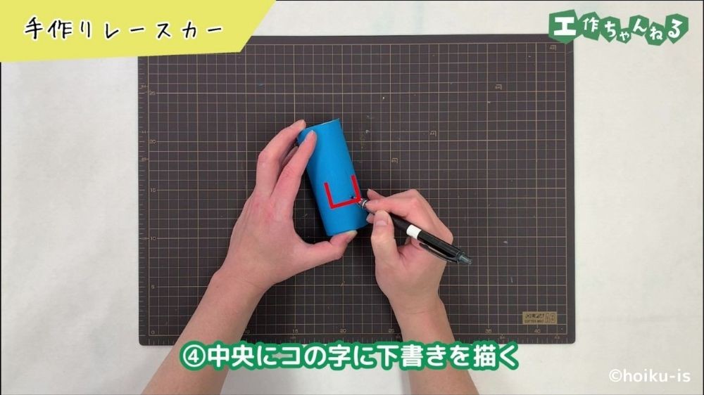 画用紙に下書きをする手元