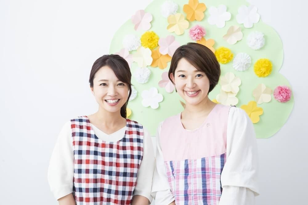 2人で並んでいる保育士の先生