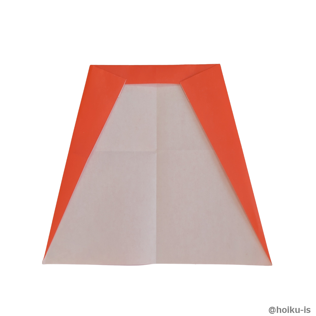 左右の上の角を折った辺に合うように折る