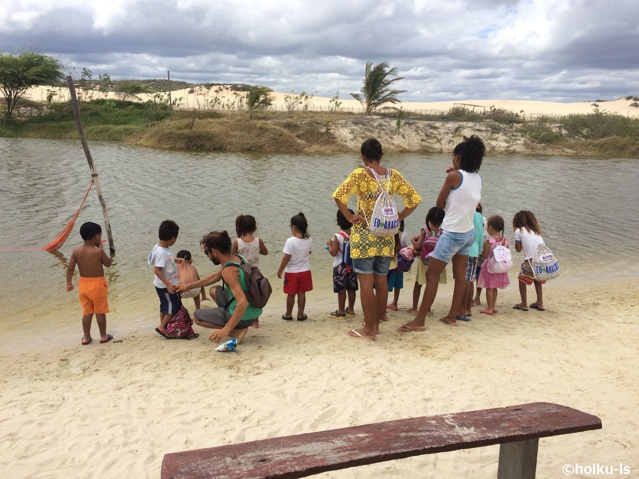 川を見るブラジルの大人と子どもたち