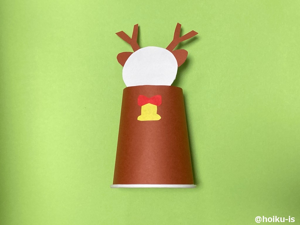 7．画用紙で作った耳をトナカイの頭に貼る。