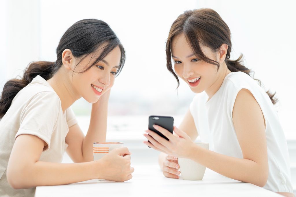 同僚とおしゃべりをする保育士