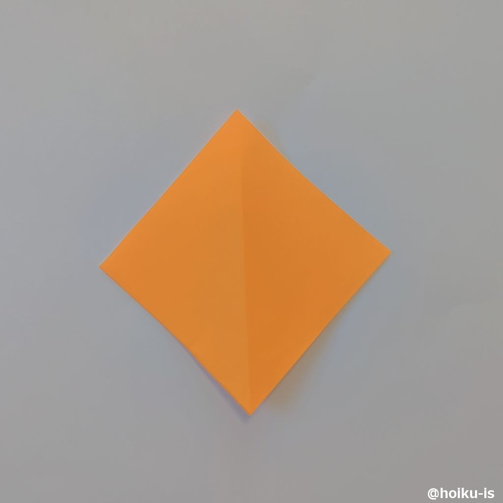 折り紙を対角線に折り折り目を付ける