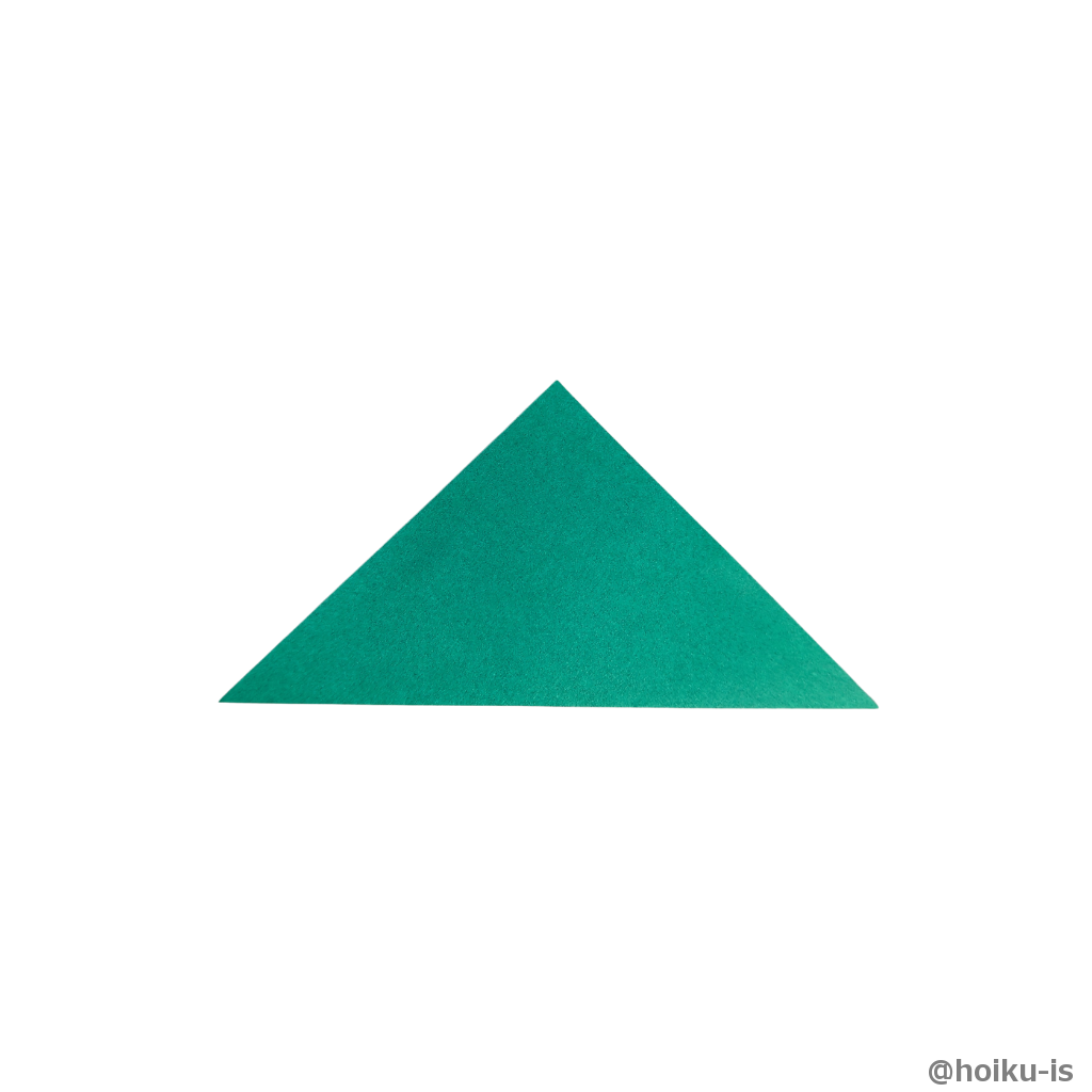 折り紙を4分の1に切り、三角に折る
