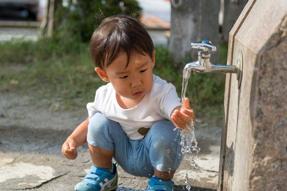 水道で手を洗う子ども