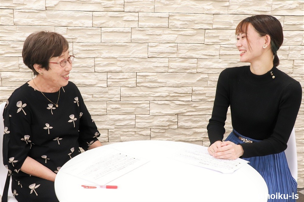 柴田愛子先生とライターのインタビュー写真