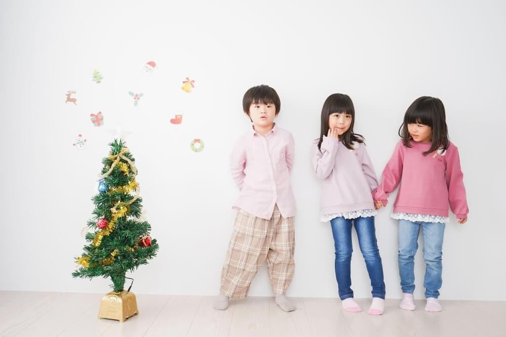 クリスマスツリーと小さな子どもたち