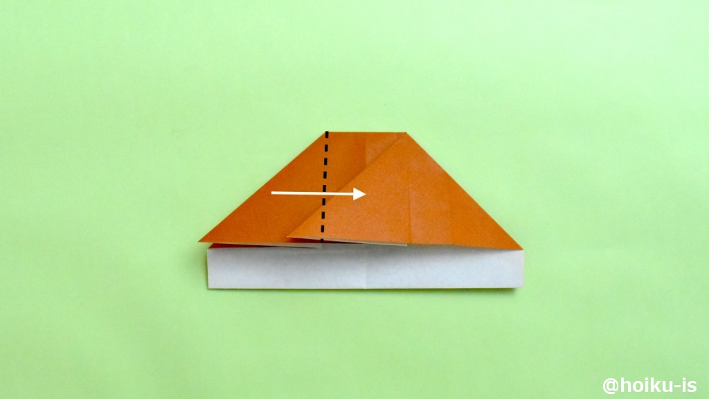 左側の上にある三角も、同様に点線で谷折りにします。