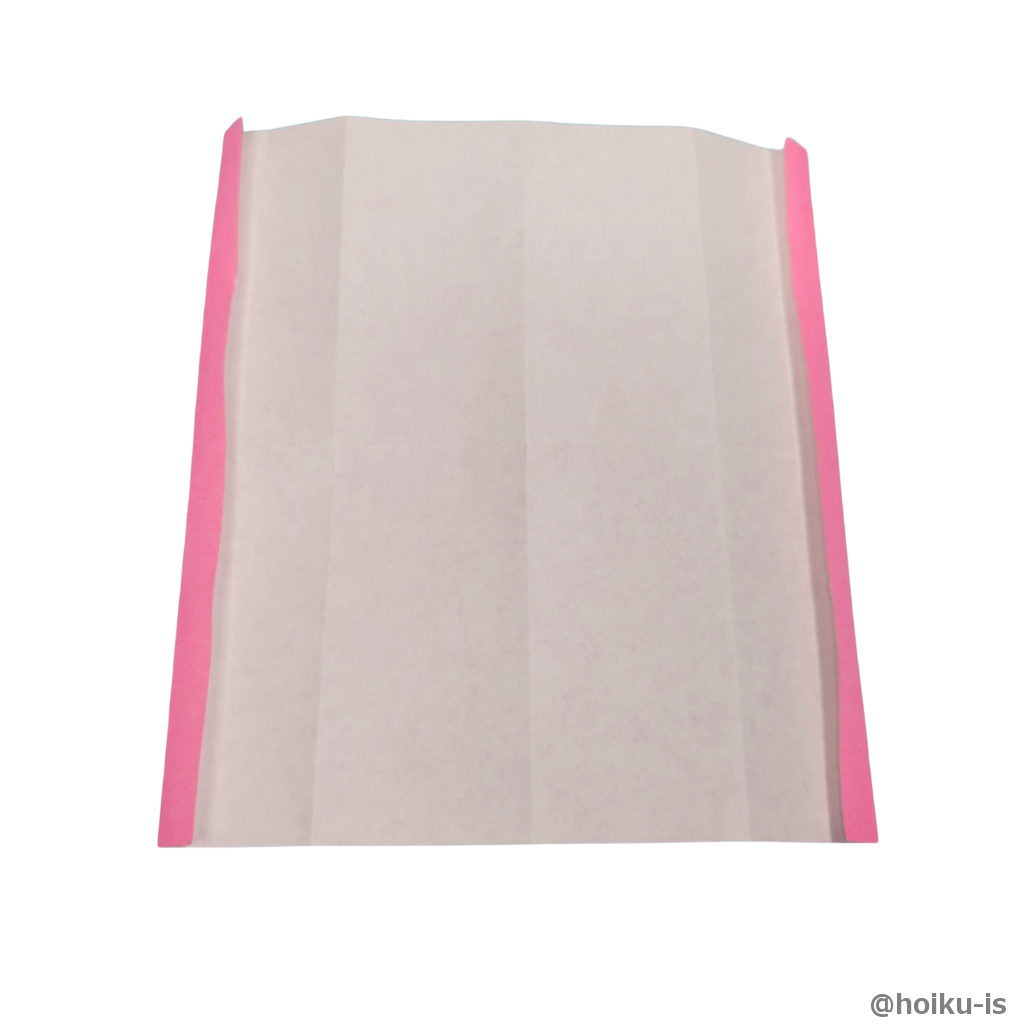 左右の辺を一番端の折り筋に合わせて折る