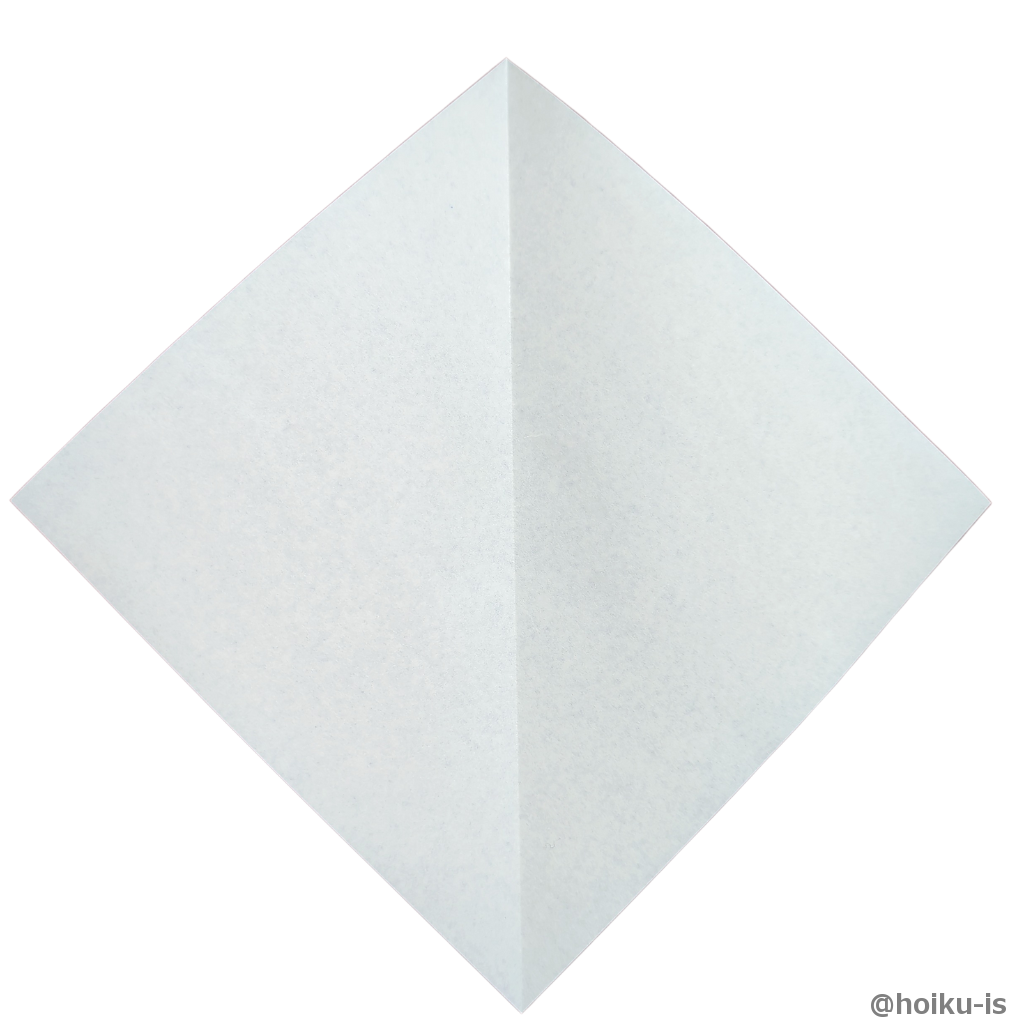 折り紙を半分に折ります