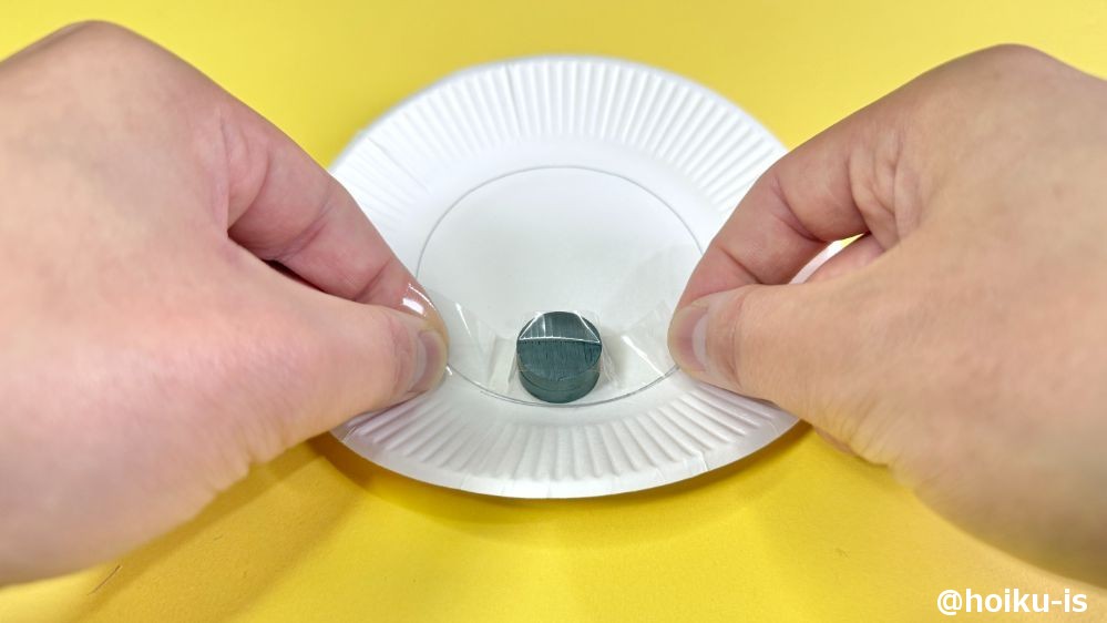 セロハンテープで固定する