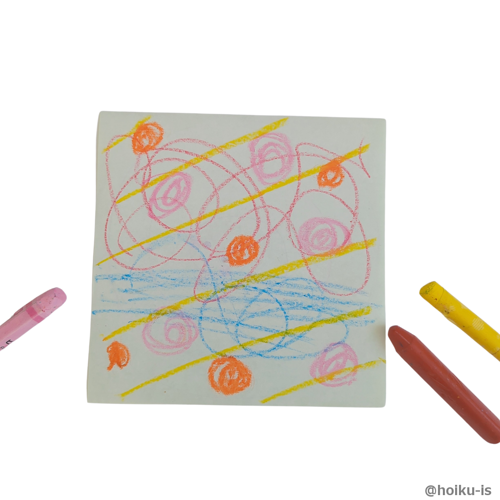 折り紙の色のついていない面に自由に絵や模様を描きます