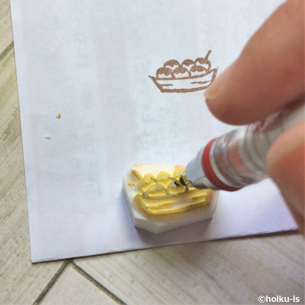 消しゴムはんこのたこ焼きにシャープペンシルで刺しているところ