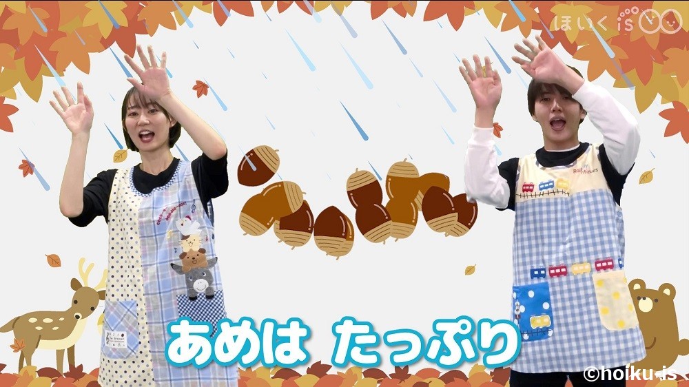 手遊び歌「りすはあなほり」を実演している保育士