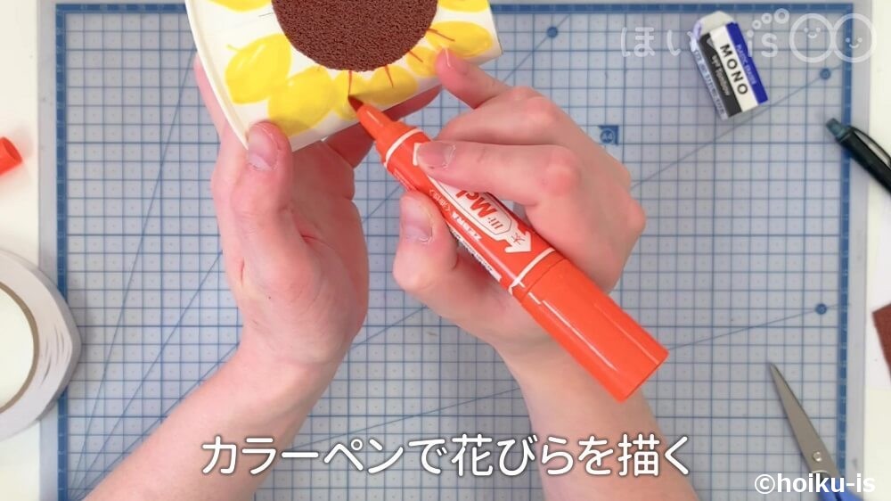 カラーペンで花びらを描く