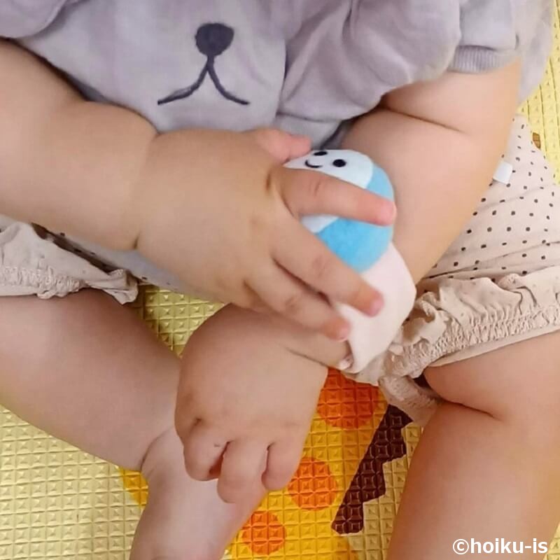 赤ちゃんがにぎにぎで遊んでいるところ