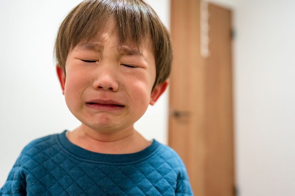 出来なくて泣く子ども